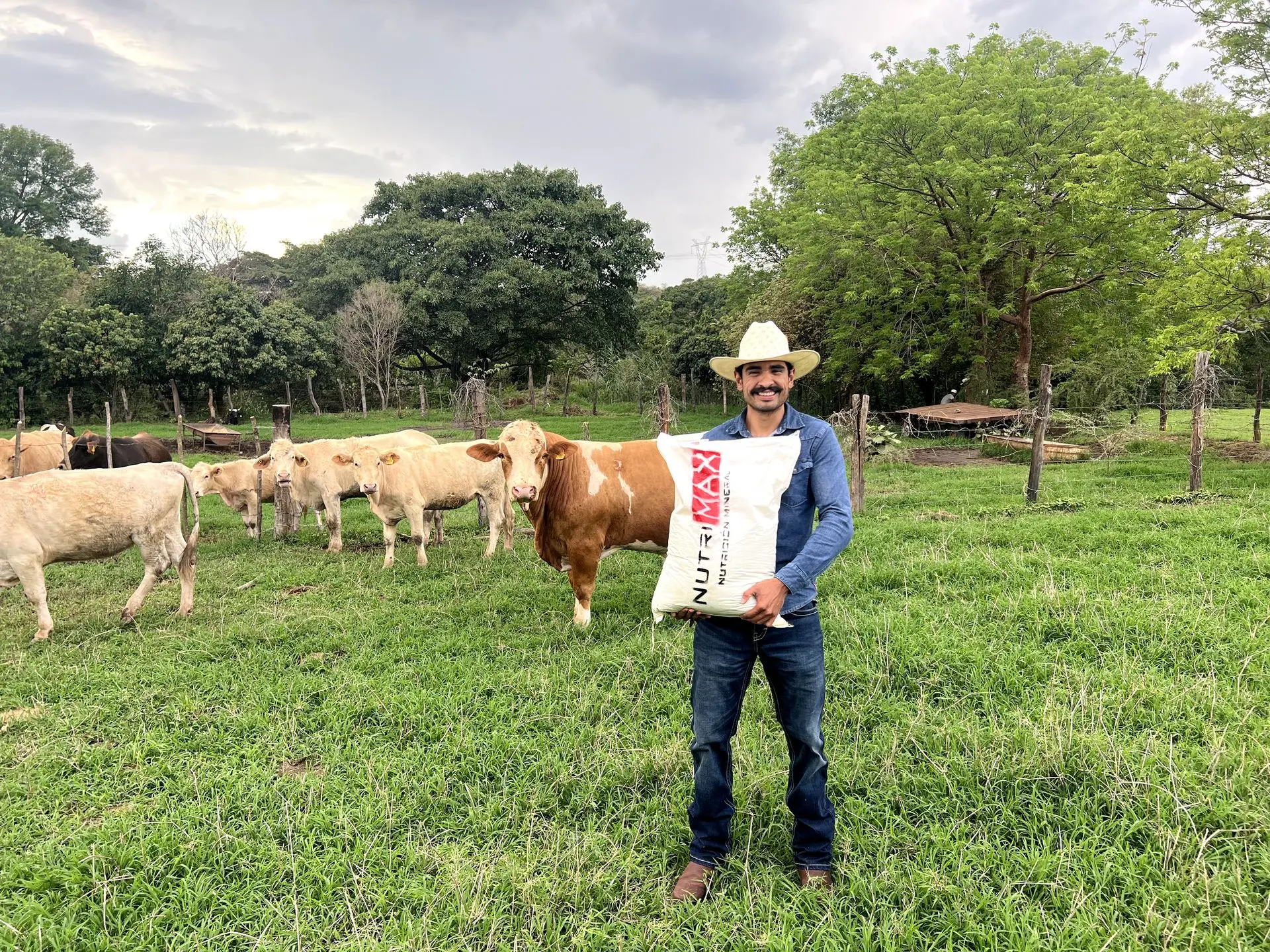 Ganadero NutriMax cargando un bulto de alimento